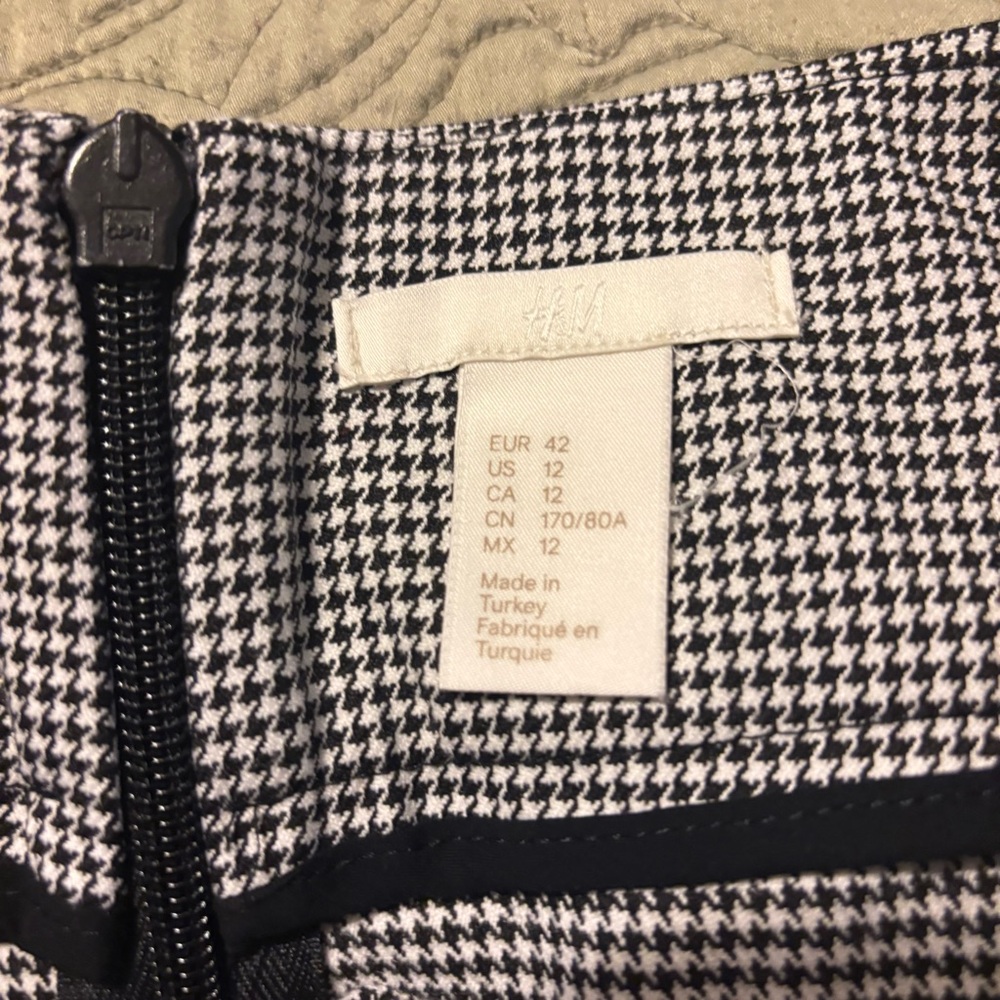 H&M Silver Mini Pencil Skirt with Ruffles - Picture 3 of 3